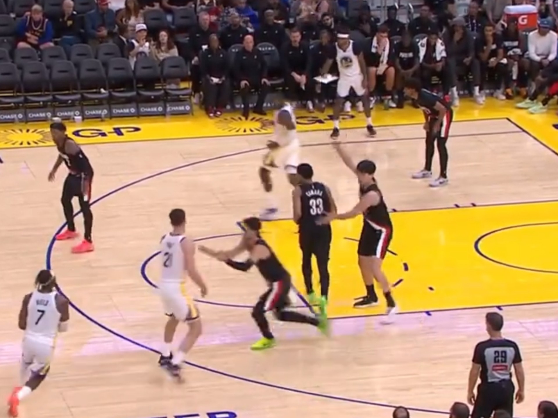 金州勇士发布备战花絮，赛前迎来里程碑，NBA季后赛任务艰巨，临场指挥获称赞的简单介绍